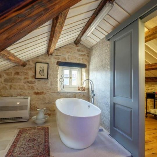 Дом СВЕТВИНЧЕНАТ, РЯДОМ БРИЧАНЧИ, КРАСИВЫЙ КАМЕННЫЙ ДОМ С БАССЕЙНОМ