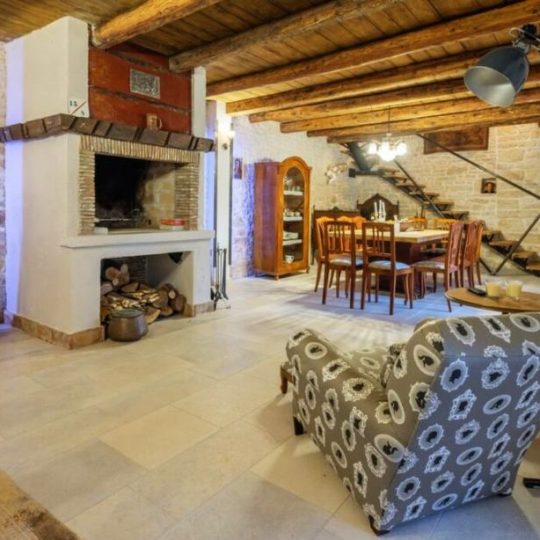 Дом СВЕТВИНЧЕНАТ, РЯДОМ БРИЧАНЧИ, КРАСИВЫЙ КАМЕННЫЙ ДОМ С БАССЕЙНОМ