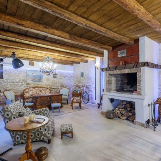 Дом СВЕТВИНЧЕНАТ, РЯДОМ БРИЧАНЧИ, КРАСИВЫЙ КАМЕННЫЙ ДОМ С БАССЕЙНОМ