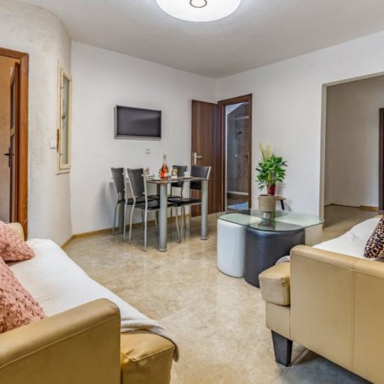 Дом РЯДОМ НА ВАЛТУРЕ, ТРИ КВАРТИРЫ, ТАВЕРНА, ДВОР, БАССЕЙН