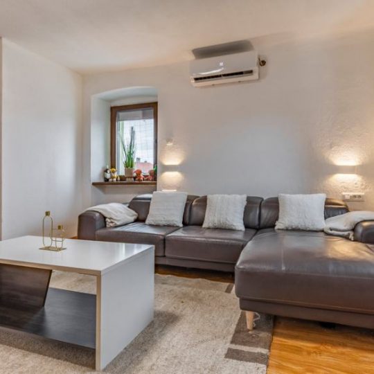 Дом РЯДОМ НА ВАЛТУРЕ, ТРИ КВАРТИРЫ, ТАВЕРНА, ДВОР, БАССЕЙН