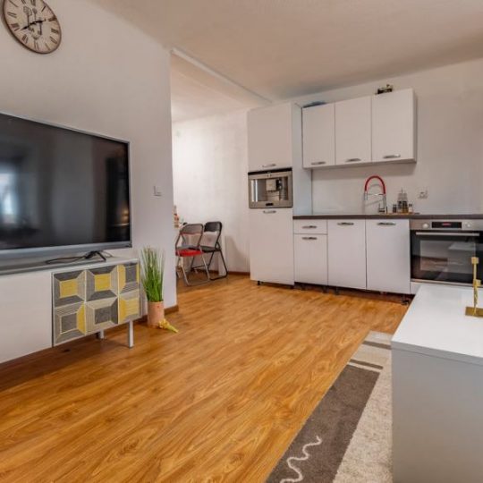 Дом РЯДОМ НА ВАЛТУРЕ, ТРИ КВАРТИРЫ, ТАВЕРНА, ДВОР, БАССЕЙН