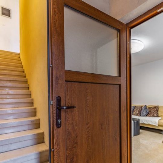 Дом РЯДОМ НА ВАЛТУРЕ, ТРИ КВАРТИРЫ, ТАВЕРНА, ДВОР, БАССЕЙН