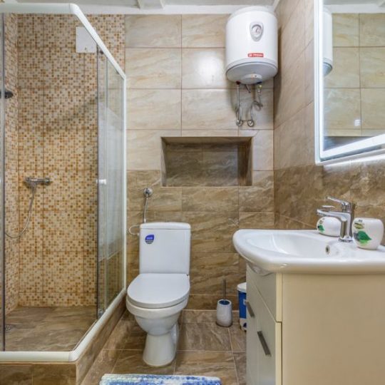 Дом РЯДОМ НА ВАЛТУРЕ, ТРИ КВАРТИРЫ, ТАВЕРНА, ДВОР, БАССЕЙН