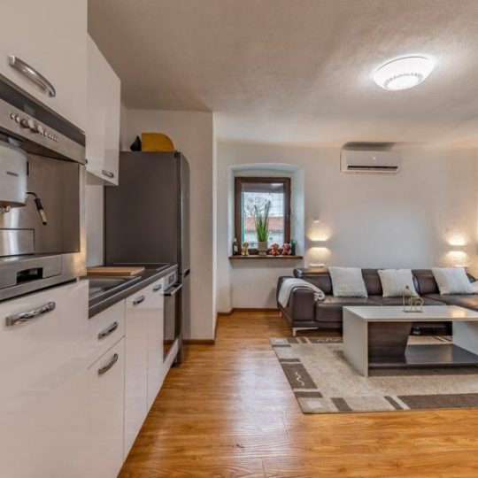 Дом РЯДОМ НА ВАЛТУРЕ, ТРИ КВАРТИРЫ, ТАВЕРНА, ДВОР, БАССЕЙН