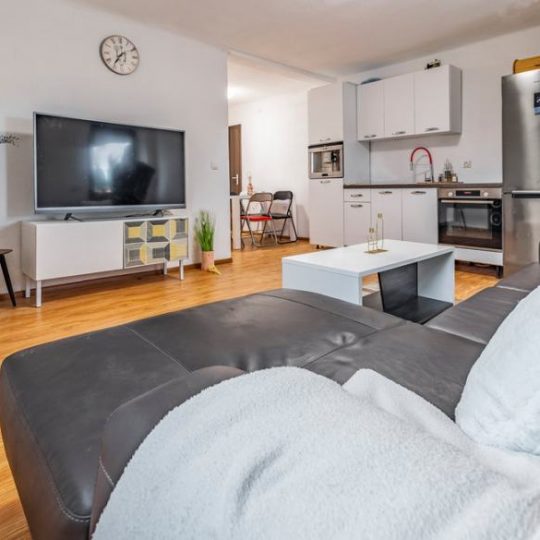 Дом РЯДОМ НА ВАЛТУРЕ, ТРИ КВАРТИРЫ, ТАВЕРНА, ДВОР, БАССЕЙН