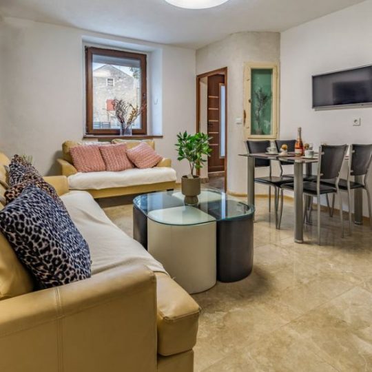 Дом РЯДОМ НА ВАЛТУРЕ, ТРИ КВАРТИРЫ, ТАВЕРНА, ДВОР, БАССЕЙН