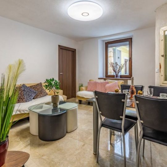 Дом РЯДОМ НА ВАЛТУРЕ, ТРИ КВАРТИРЫ, ТАВЕРНА, ДВОР, БАССЕЙН