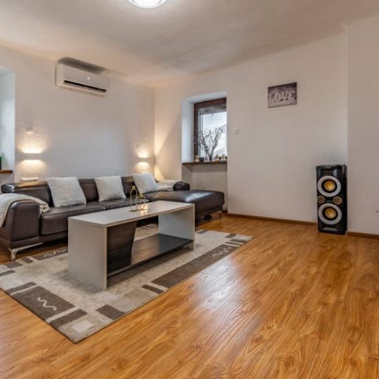 Дом РЯДОМ НА ВАЛТУРЕ, ТРИ КВАРТИРЫ, ТАВЕРНА, ДВОР, БАССЕЙН