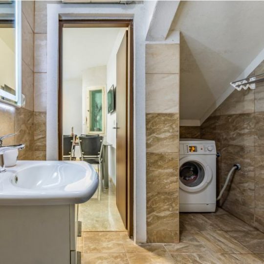 Дом РЯДОМ НА ВАЛТУРЕ, ТРИ КВАРТИРЫ, ТАВЕРНА, ДВОР, БАССЕЙН