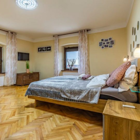 Дом РЯДОМ НА ВАЛТУРЕ, ТРИ КВАРТИРЫ, ТАВЕРНА, ДВОР, БАССЕЙН