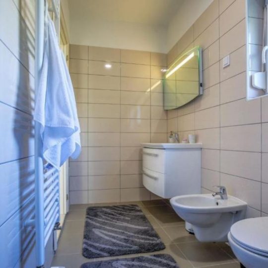 Продажа – Красивый семейный дом с бассейном и просторным садом