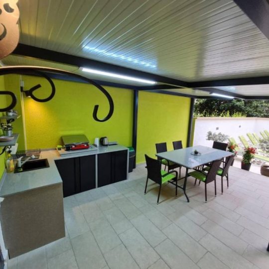 Продажа – Красивый семейный дом с бассейном и просторным садом