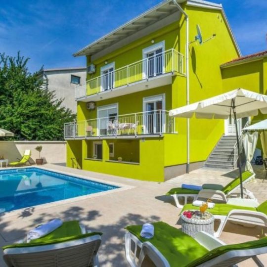 Продажа – Красивый семейный дом с бассейном и просторным садом