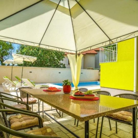 Продажа – Красивый семейный дом с бассейном и просторным садом