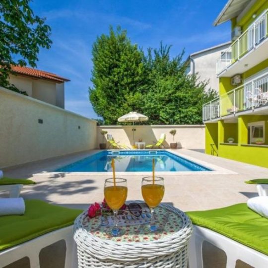 Продажа – Красивый семейный дом с бассейном и просторным садом