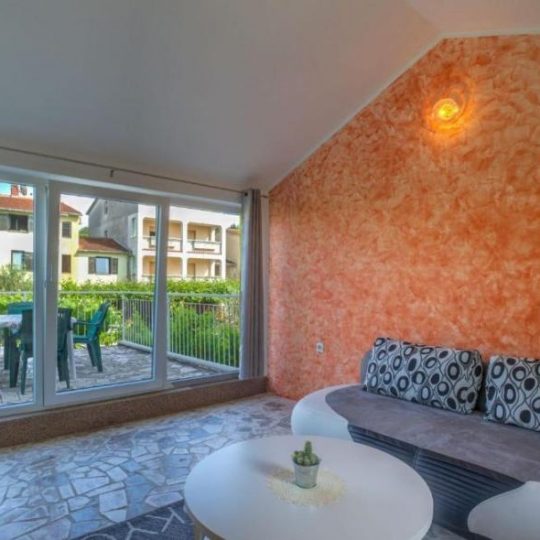 Продажа – Красивый семейный дом с бассейном и просторным садом