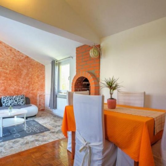 Продажа – Красивый семейный дом с бассейном и просторным садом