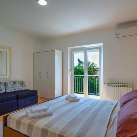 Продажа – Красивый семейный дом с бассейном и просторным садом