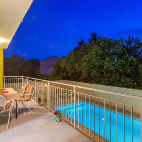 Продажа – Красивый семейный дом с бассейном и просторным садом