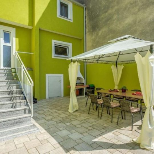 Продажа – Красивый семейный дом с бассейном и просторным садом