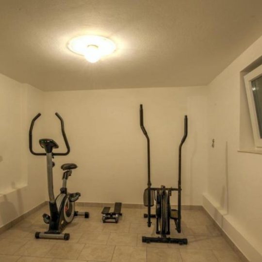 Продажа – Красивый семейный дом с бассейном и просторным садом