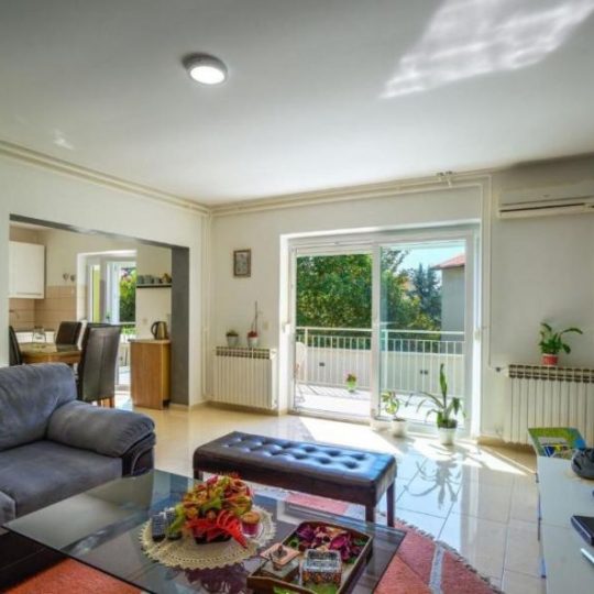 Продажа – Красивый семейный дом с бассейном и просторным садом