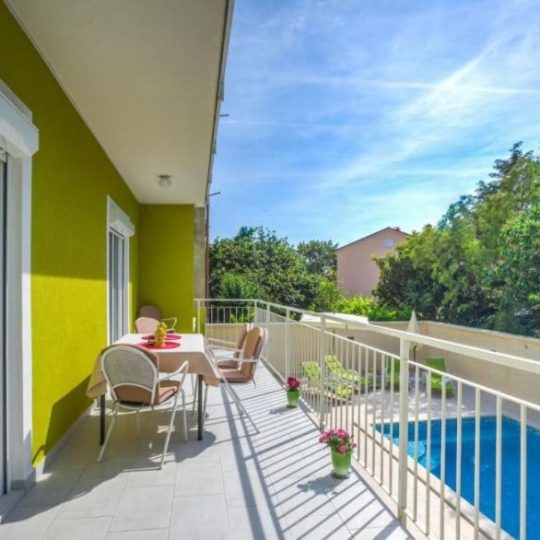 Продажа – Красивый семейный дом с бассейном и просторным садом