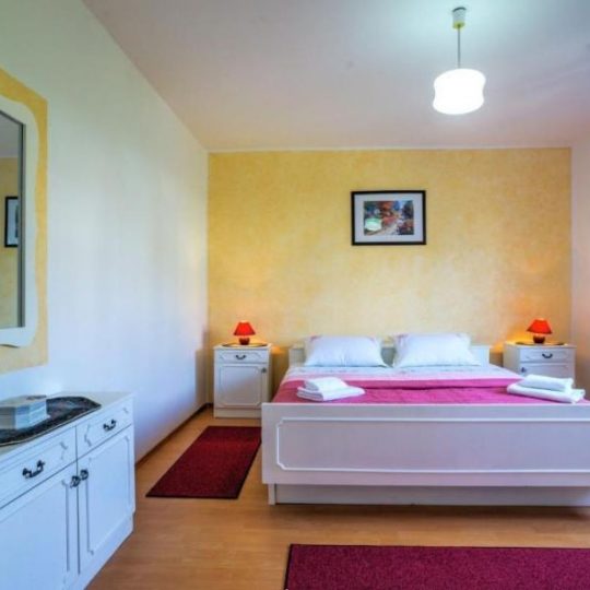 Продажа – Красивый семейный дом с бассейном и просторным садом