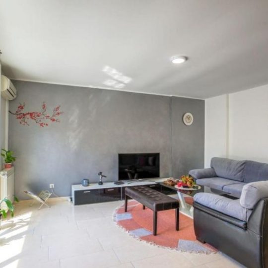 Продажа – Красивый семейный дом с бассейном и просторным садом