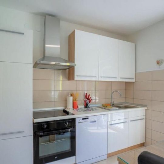 Продажа – Красивый семейный дом с бассейном и просторным садом