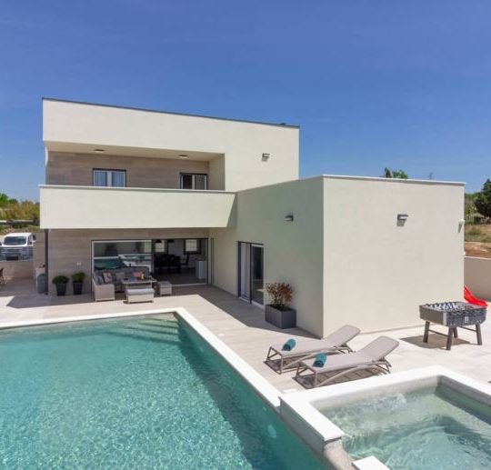 Современная вилла в окрестностях Пулы, 4 спальни, бассейн, на лето