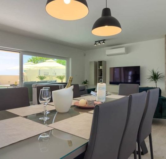 Современная вилла в окрестностях Пулы, 4 спальни, бассейн, на лето