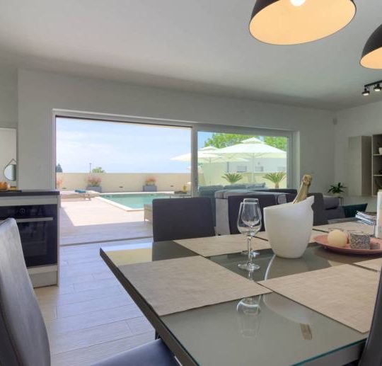 Современная вилла в окрестностях Пулы, 4 спальни, бассейн, на лето