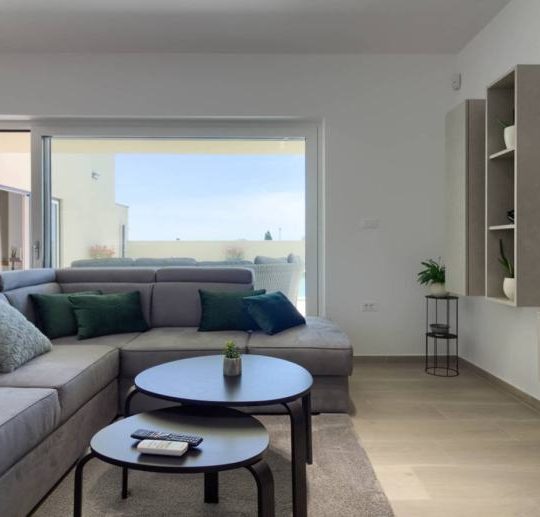 Современная вилла в окрестностях Пулы, 4 спальни, бассейн, на лето