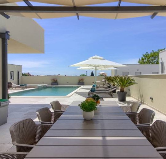 Современная вилла в окрестностях Пулы, 4 спальни, бассейн, на лето