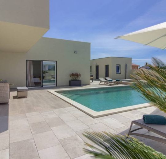 Современная вилла в окрестностях Пулы, 4 спальни, бассейн, на лето