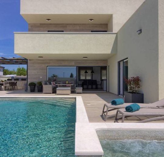 Современная вилла в окрестностях Пулы, 4 спальни, бассейн, на лето