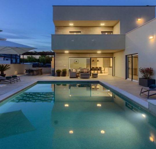 Современная вилла в окрестностях Пулы, 4 спальни, бассейн, на лето