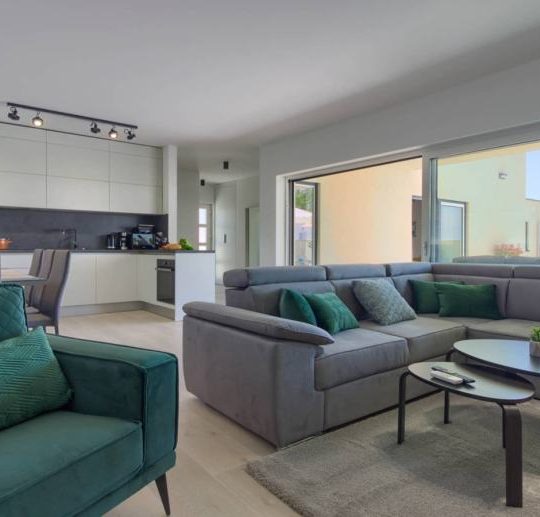 Современная вилла в окрестностях Пулы, 4 спальни, бассейн, на лето