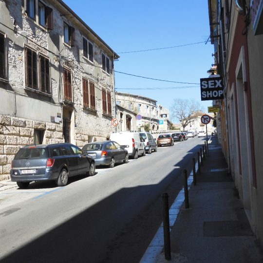 ПУЛА, КВАРТИРА В 3 МИНУТАХ ДО АРЕНЫ ПЕШКОМ, ПЕРВЫЙ ЭТАЖ