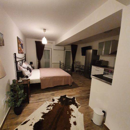 Apartment PULA, ELEVATOR, RENOVATED 40m2 and 98m2, WATERFRONT AND ARENA TWO MINUTES ON FOOT