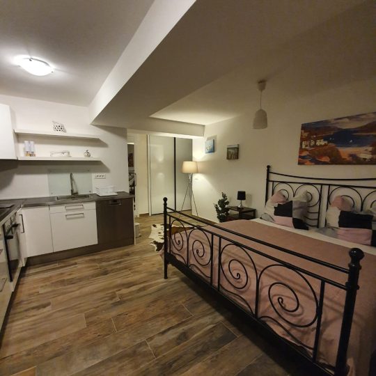 Apartment PULA, ELEVATOR, RENOVATED 40m2 and 98m2, WATERFRONT AND ARENA TWO MINUTES ON FOOT