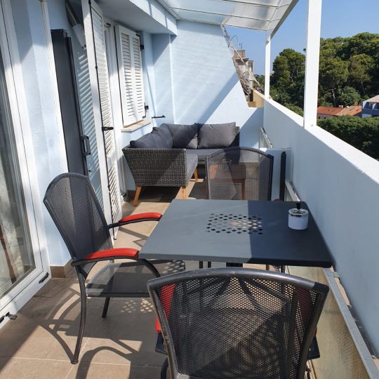 Apartment PULA, ELEVATOR, RENOVATED 40m2 and 98m2, WATERFRONT AND ARENA TWO MINUTES ON FOOT