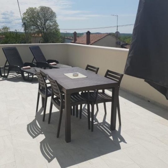 Пореч, дом с бассейном, 400 м2, сад 900 м2