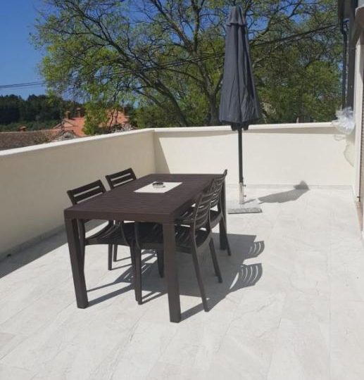 Пореч, дом с бассейном, 400 м2, сад 900 м2