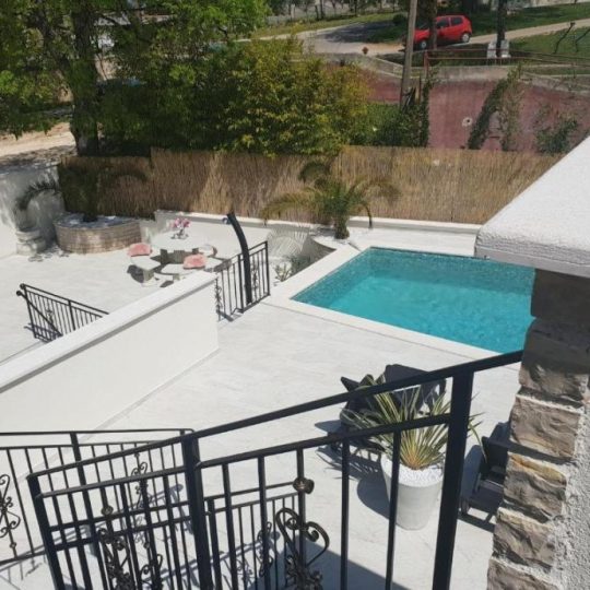 Пореч, дом с бассейном, 400 м2, сад 900 м2