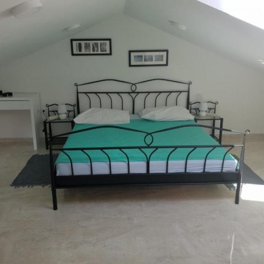 Пореч, дом с бассейном, 400 м2, сад 900 м2