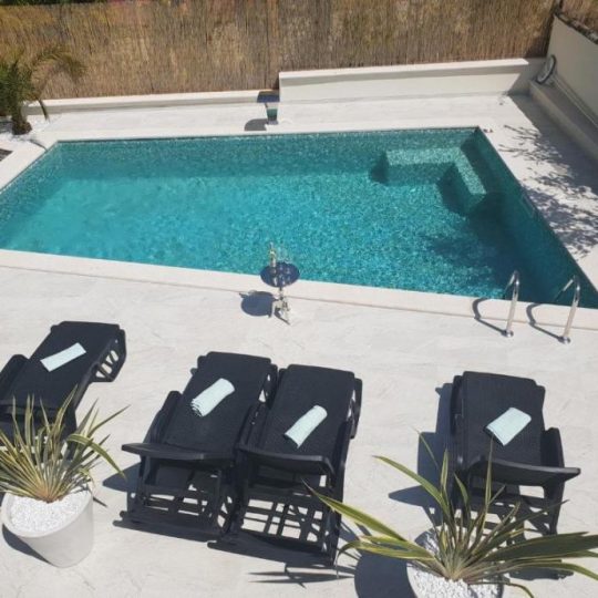 Пореч, дом с бассейном, 400 м2, сад 900 м2