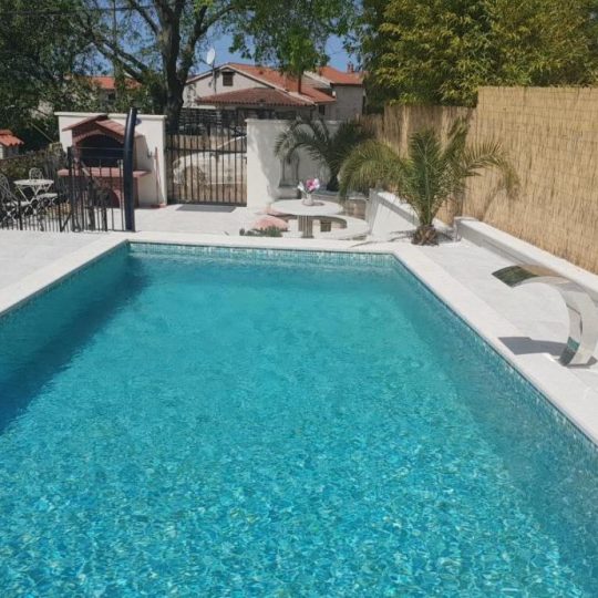 Пореч, дом с бассейном, 400 м2, сад 900 м2